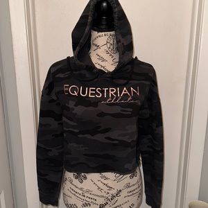 Women’s lightweight Camo hooded crop pullover with Equestrian on front Sz XS